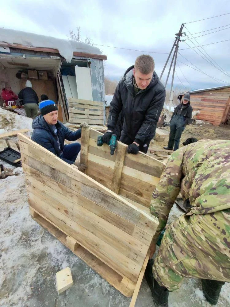 Тымовские пожарные построили будки для бездомных собак Тымовские пожарные построили будки для бездомных собак