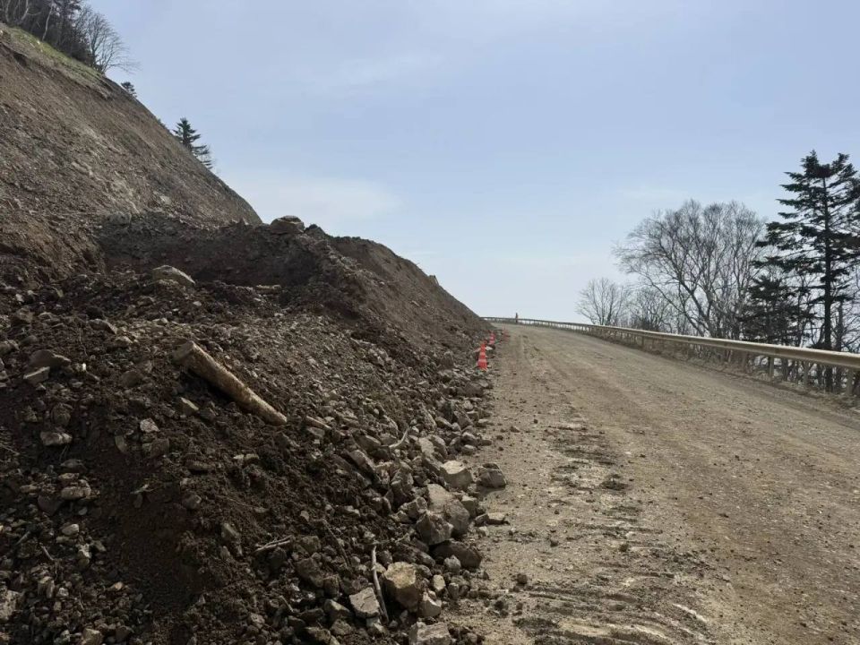 Асфальт заменит грунтовую дорогу на участке трассы Корсаков-Новиково уже следующей осенью Асфальт заменит грунтовую дорогу на участке трассы Корсаков-Новиково уже следующей осенью