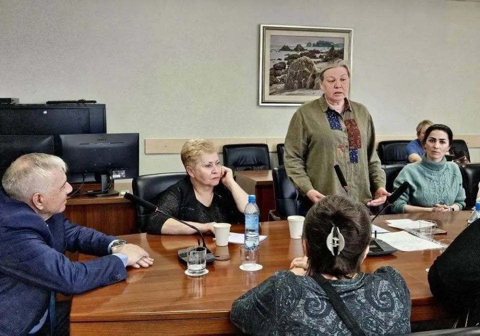 Встречу с сахалинскими рукодельницами провел заместитель председателя комитета по экономическому развитию, председатель депутатской фракции «Партия пенсионеров» Юрий Выголов Встречу с сахалинскими рукодельницами провел заместитель председателя комитета по экономическому развитию, председатель депутатской фракции «Партия пенсионеров» Юрий Выголов