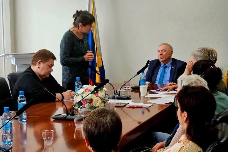Встречу с сахалинскими рукодельницами провел заместитель председателя комитета по экономическому развитию, председатель депутатской фракции «Партия пенсионеров» Юрий Выголов
