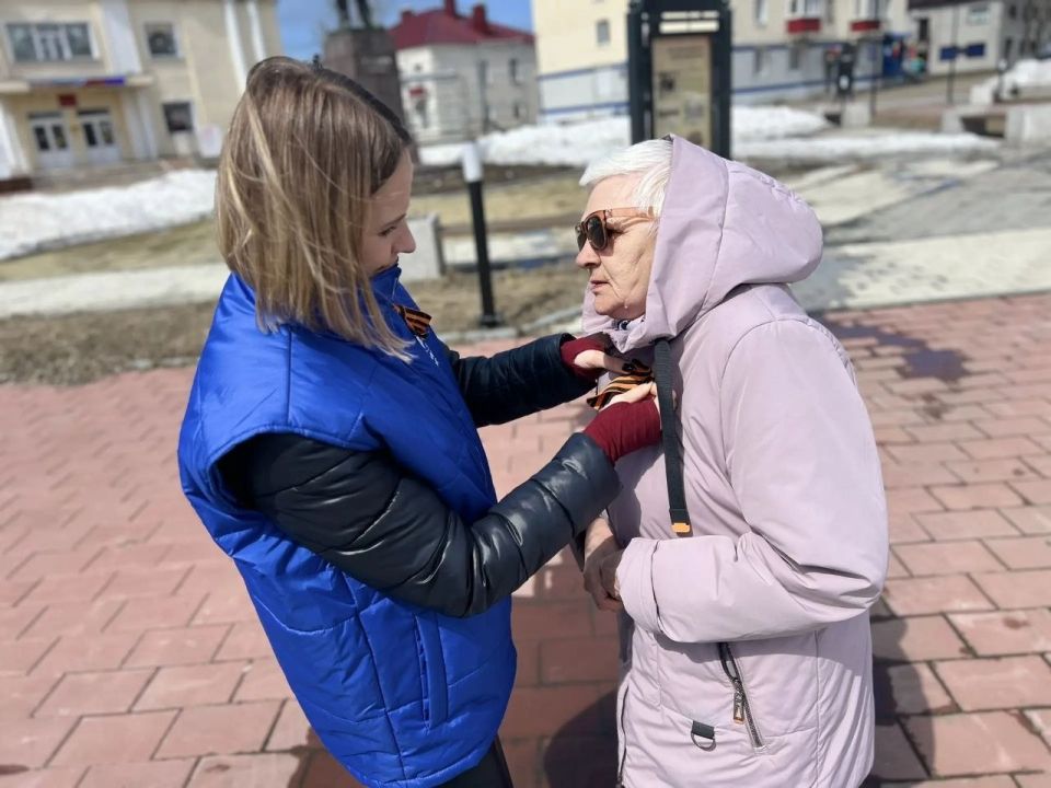 В Александровск-Сахалинском накануне Дня Победы проводится Всероссийская акция «Георгиевская лента» - один из наиболее узнаваемых и эмоционально насыщенных символов сохранения исторической памяти В Александровск-Сахалинском накануне Дня Победы проводится Всероссийская акция «Георгиевская лента» - один из наиболее узнаваемых и эмоционально насыщенных символов сохранения исторической памяти