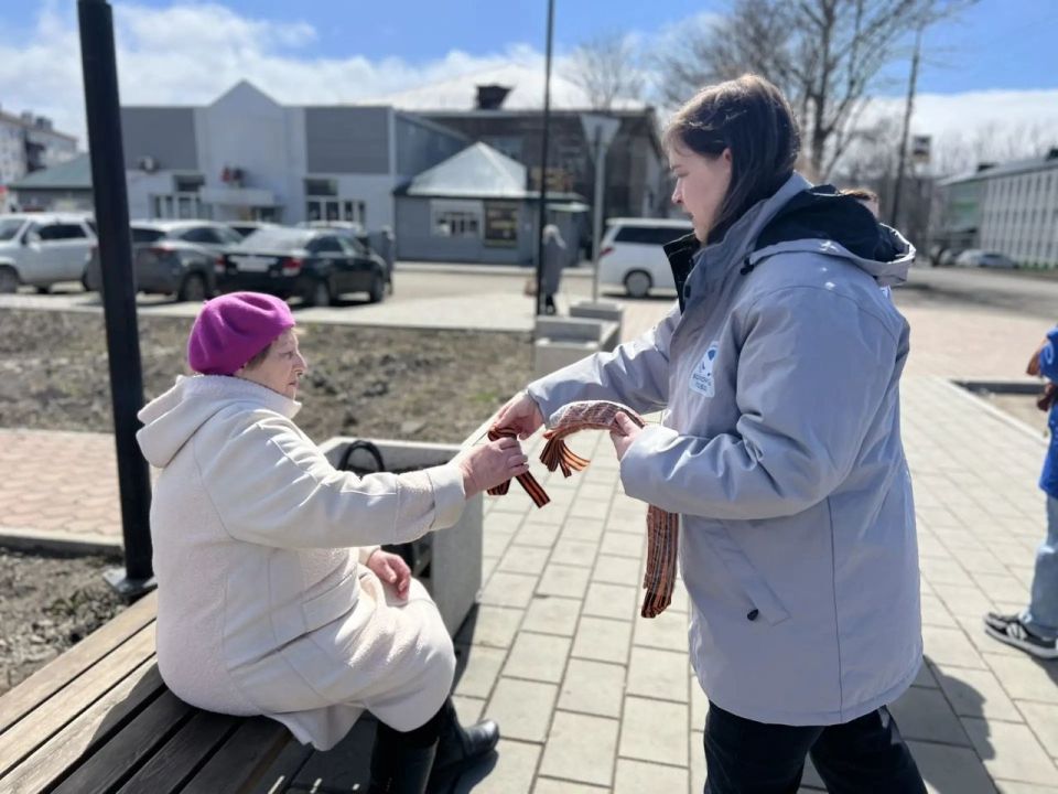 В Александровск-Сахалинском накануне Дня Победы проводится Всероссийская акция «Георгиевская лента» - один из наиболее узнаваемых и эмоционально насыщенных символов сохранения исторической памяти