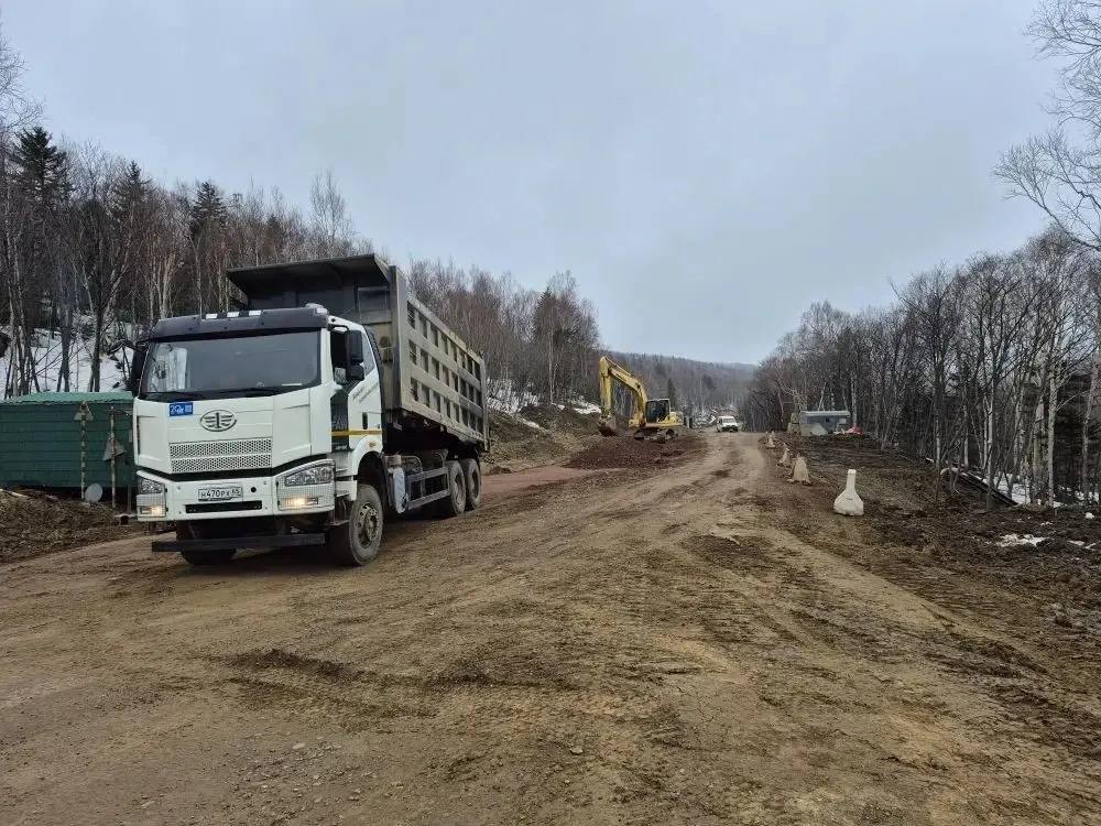 На участке автодороги Тымовское – Александровск-Сахалинский продолжаются земляные работы и расчистка кюветов На участке автодороги Тымовское – Александровск-Сахалинский продолжаются земляные работы и расчистка кюветов