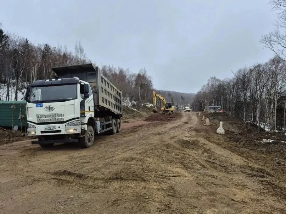 На участке дороги возле Арково меняют грунт и готовят основание дороги На участке дороги возле Арково меняют грунт и готовят основание дороги