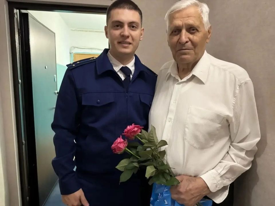 Работники прокуратуры города Южно-Сахалинска в преддверии празднования Дня Победы поздравили ветеранов Великой Отечественной войны