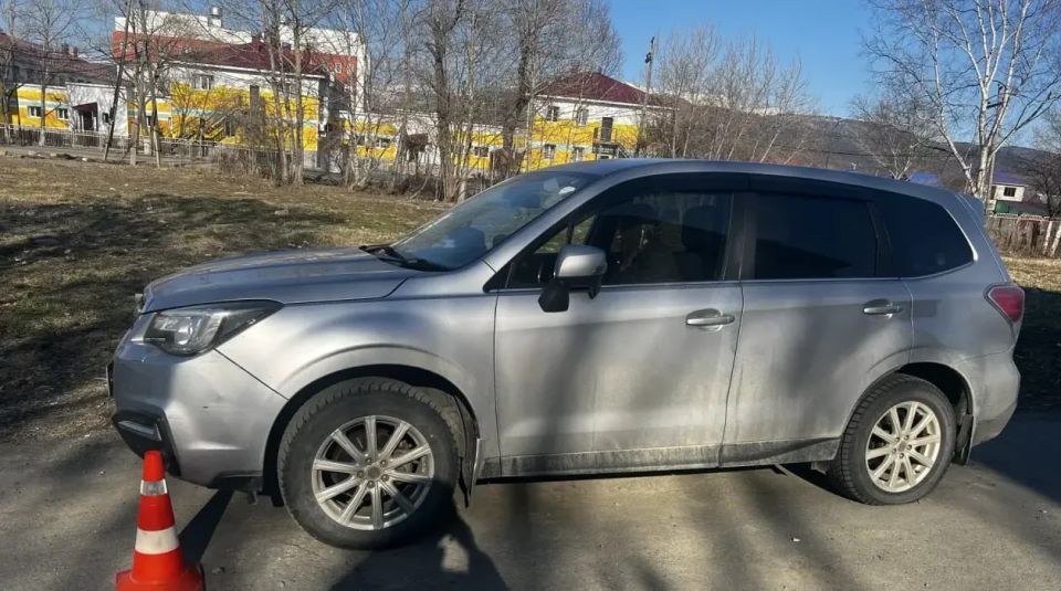 Неизвестный въехал в Subaru Forester на улице Дружбы в Южно-Сахалинске и скрылся с места ДТП