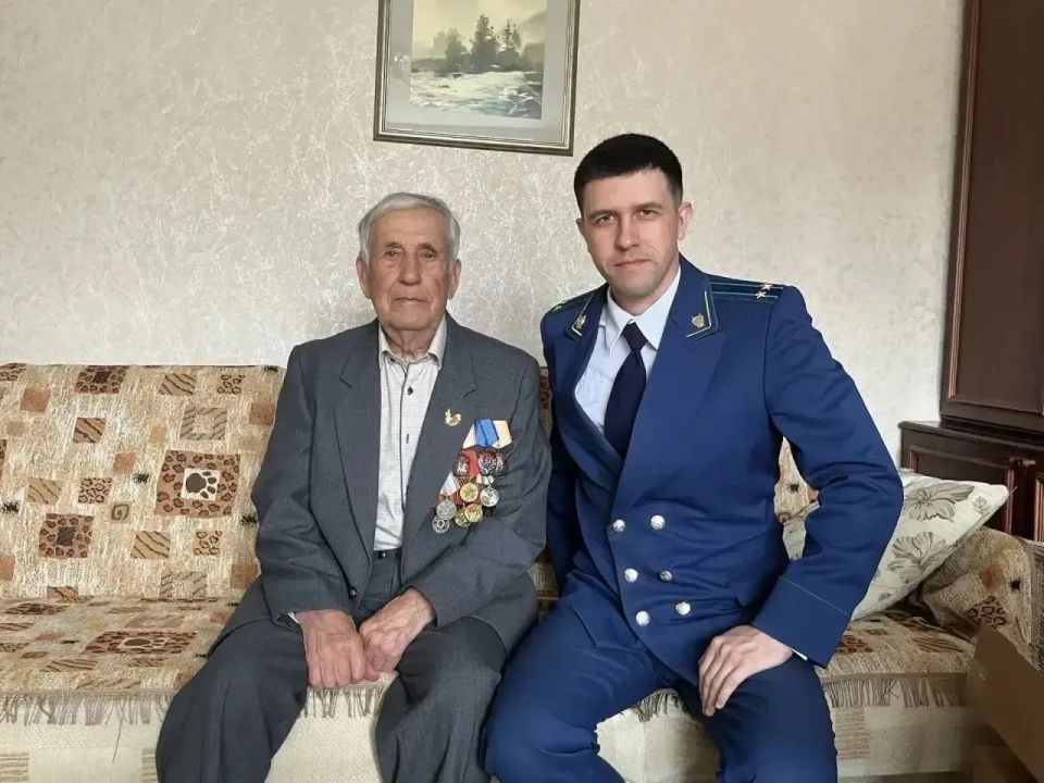 Работники прокуратуры города Южно-Сахалинска в преддверии празднования Дня Победы поздравили ветеранов Великой Отечественной войны Работники прокуратуры города Южно-Сахалинска в преддверии празднования Дня Победы поздравили ветеранов Великой Отечественной войны