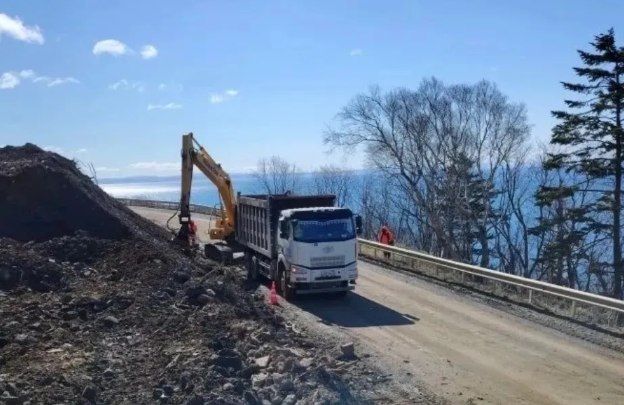 В Корсаковском районе начали реконструкцию дороги к популярным туристическим местам
