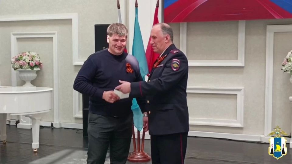 В Южно-Сахалинске наградили местного жителя, который помог поймать нелегального мигранта