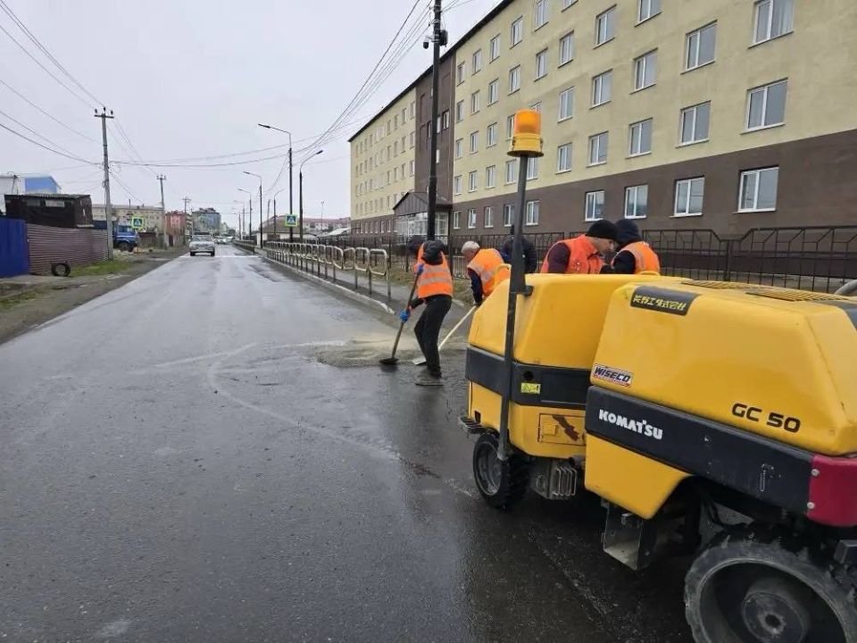 В Поронайске приступили ко второму этапу ямочного ремонта: залатают 600 "квадратов" дороги В Поронайске приступили ко второму этапу ямочного ремонта: залатают 600 "квадратов" дороги