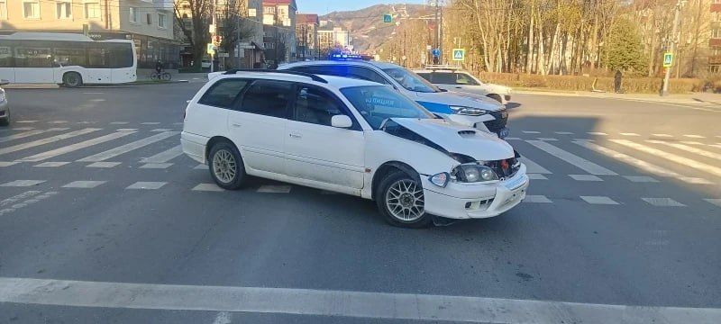 Toyota Caldina и Vista Ardeo не поделили перекресток в Южно-Сахалинске: ГАИ ищет свидетелей