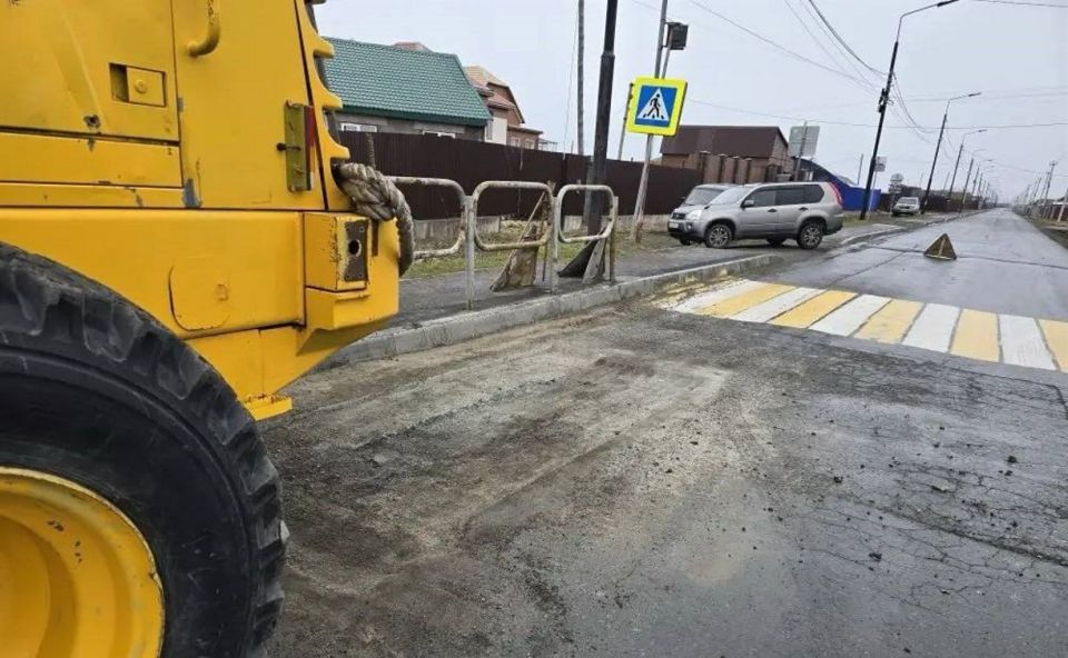 В Поронайске приступили ко второму этапу ямочного ремонта: залатают 600 "квадратов" дороги