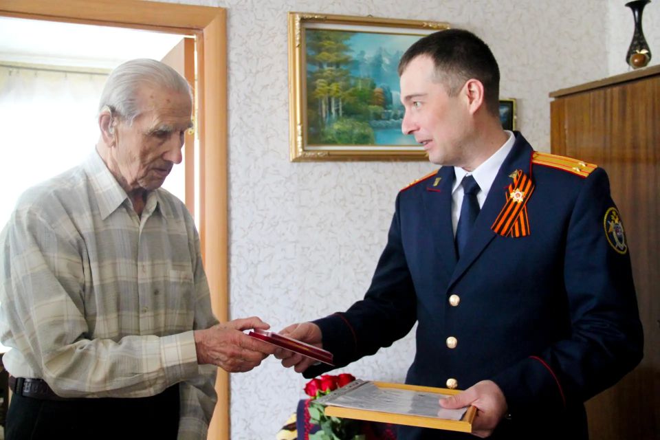 Сотрудник следственного управления СК России по Сахалинской области навестил ветерана Великой Отечественной войны А.В. Ветрова и вручил ему юбилейную медаль