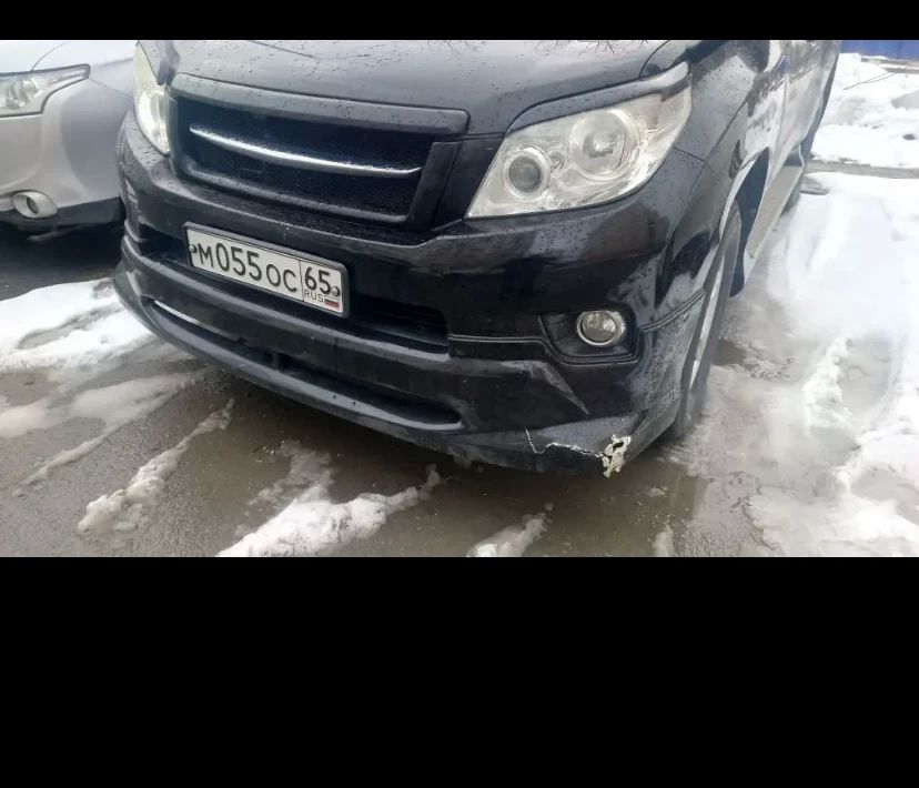 Неизвестный автомобиль врезался во внедорожник в Южно-Сахалинске и скрылся