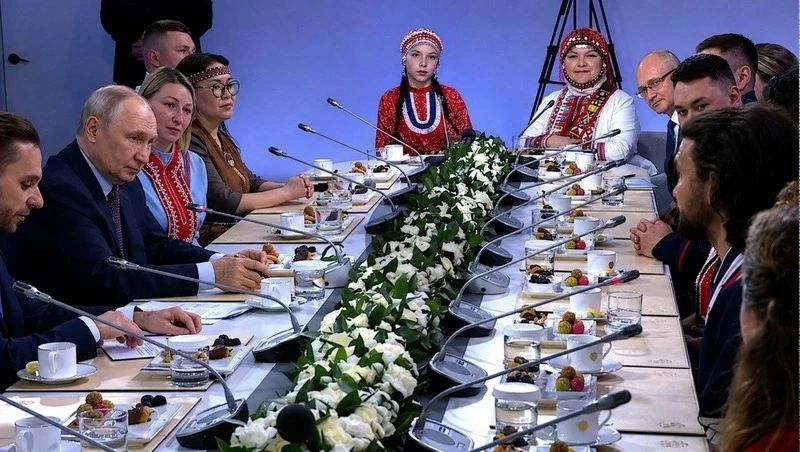 Житель Сахалинской области провел для Владимира Путина экскурсию по Охотскому морю Житель Сахалинской области провел для Владимира Путина экскурсию по Охотскому морю