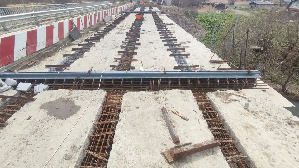 В Томаринском районе обустраивают подходы к мосту через реку Новосёлку