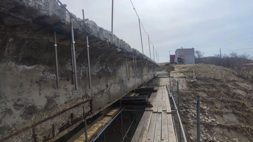 В Томаринском районе обустраивают подходы к мосту через реку Новосёлку В Томаринском районе обустраивают подходы к мосту через реку Новосёлку