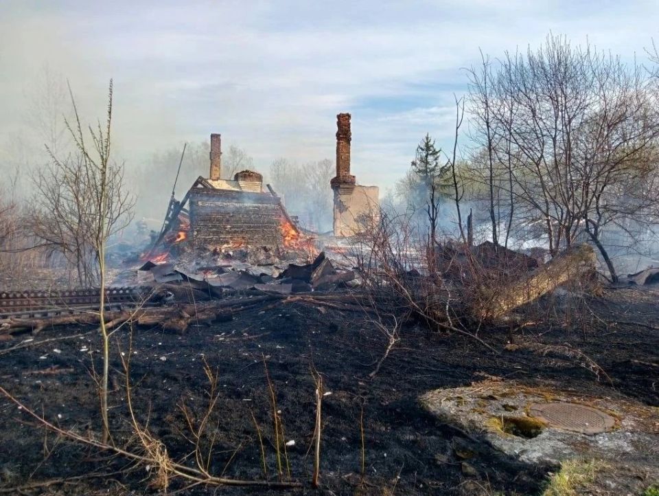 В Поронайском районе горел нежилой дом