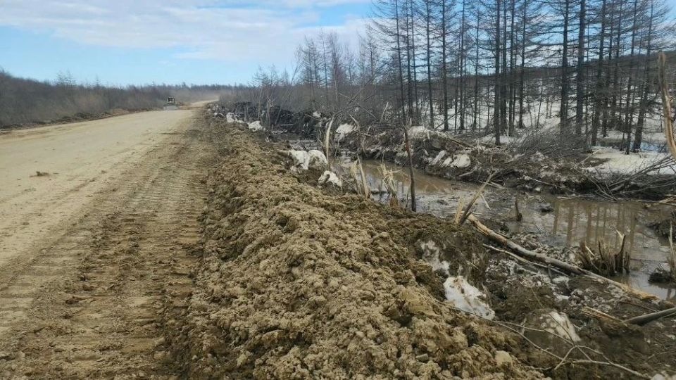 На федеральной трассе в Ногликском районе продолжаются работы по ликвидации грунтовых разрывов На федеральной трассе в Ногликском районе продолжаются работы по ликвидации грунтовых разрывов