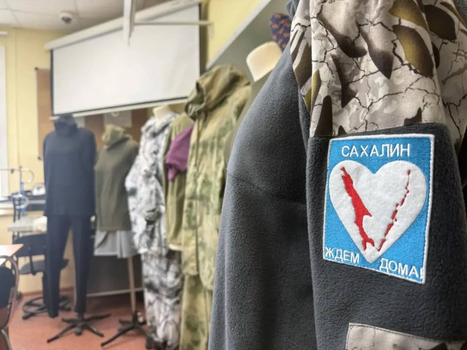 К отправке очередной партии одежды в зону проведения специальной военной операции готовятся студенты Сахалинского техникума сервиса