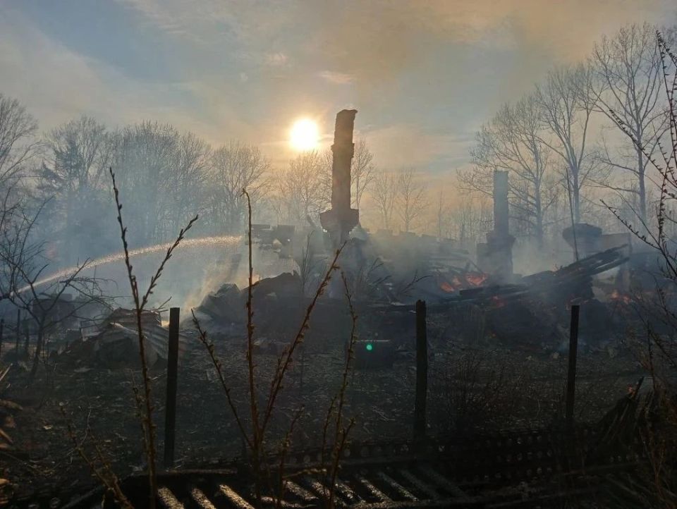 В Поронайском районе горел нежилой дом В Поронайском районе горел нежилой дом
