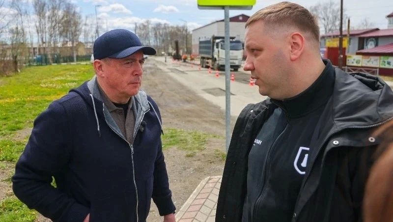 Валерий Лимаренко проверил ход ямочного ремонта в Смирныховском районе