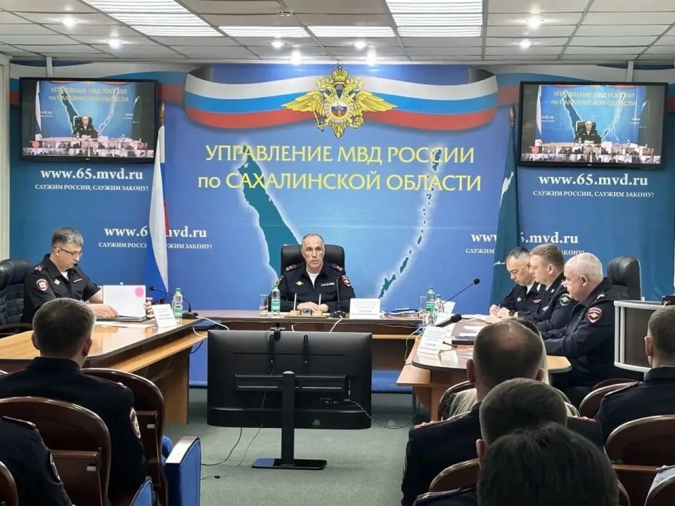 Начальник УМВД России по Сахалинской области полковник полиции Владимир Арбузов провел оперативное совещание с руководителями подразделений аппарата и территориальных органов УМВД России по Сахалинской области