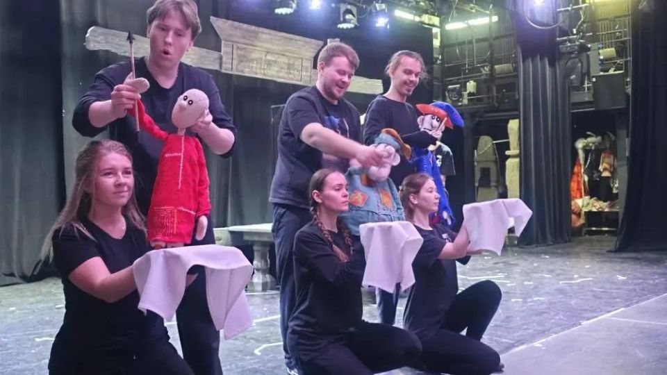 Стрела Ивана-царевича попала прямо в сцену Сахалинского театра кукол Стрела Ивана-царевича попала прямо в сцену Сахалинского театра кукол
