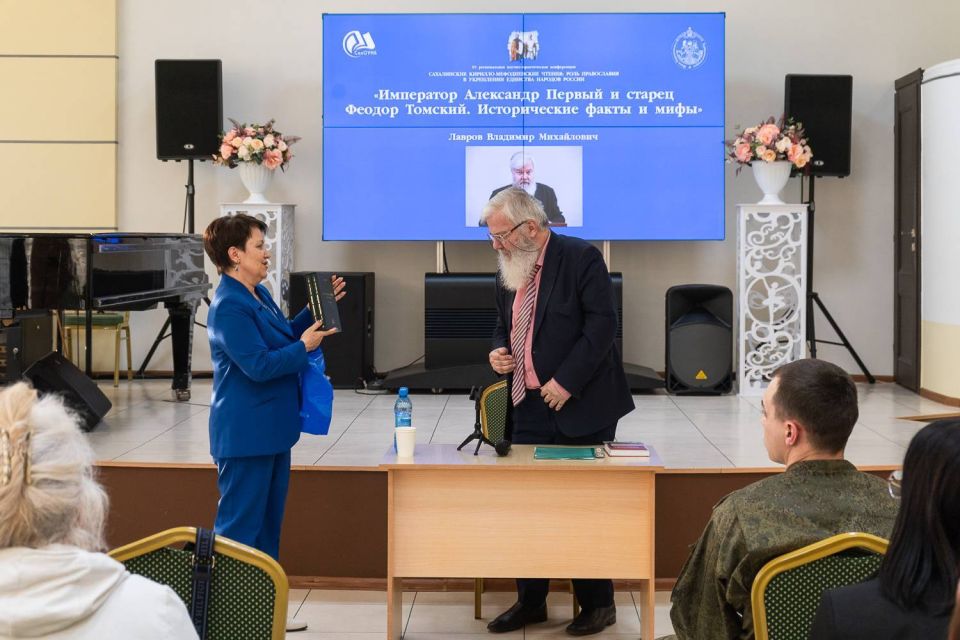 В СахОУНБ им. Н.А. Тарасова прошла лекция-встреча с доктором исторических наук Владимиром Лавровым В СахОУНБ им. Н.А. Тарасова прошла лекция-встреча с доктором исторических наук Владимиром Лавровым