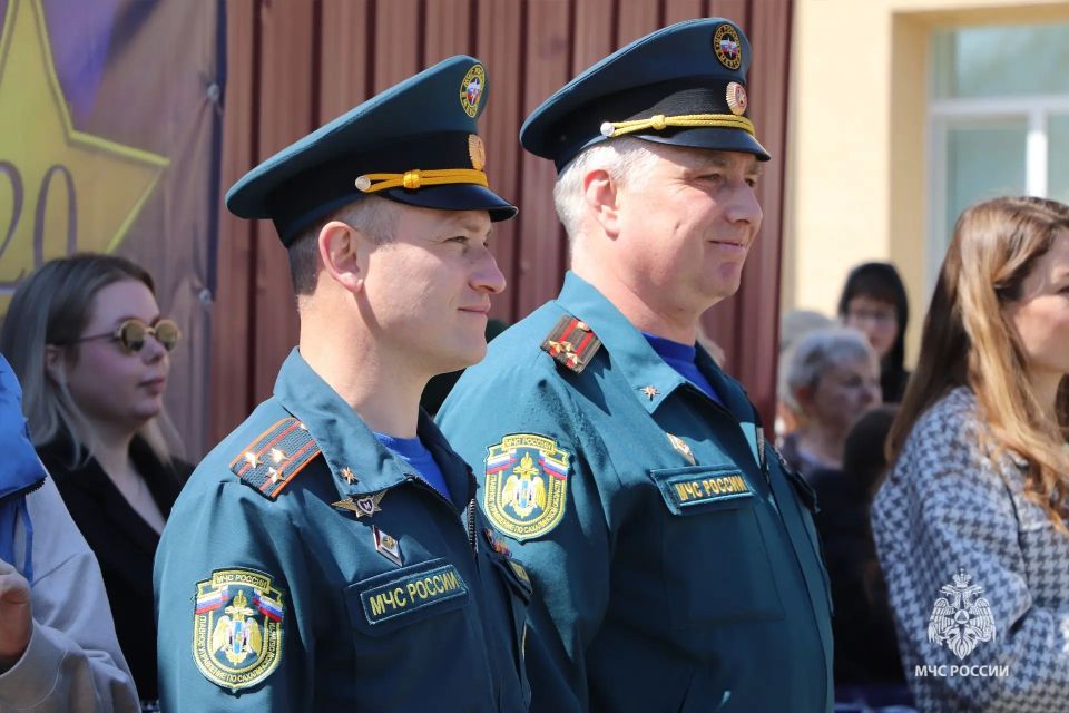 Кадеты Южно-Сахалинска продемонстрировали навыки спасения на Дне открытых дверей Кадеты Южно-Сахалинска продемонстрировали навыки спасения на Дне открытых дверей