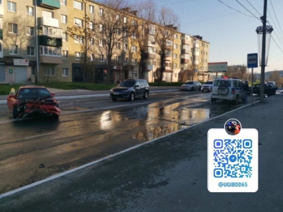 В Холмске молодой человек на «Марке» спровоцировал ДТП, в котором пострадали два человека