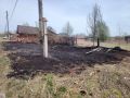 Горение сухой травы угрожало жилым и хозяйственным постройкам