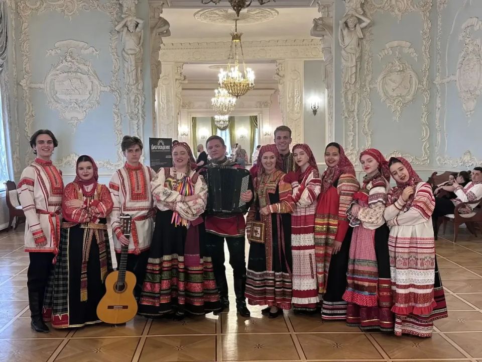 Фольклорный ансамбль «Белые росы» Сахалинского колледжа искусств достойно представляет регион на XIМеждународном фестивале народной песни «Добровидение» в Москве Фольклорный ансамбль «Белые росы» Сахалинского колледжа искусств достойно представляет регион на XIМеждународном фестивале народной песни «Добровидение» в Москве