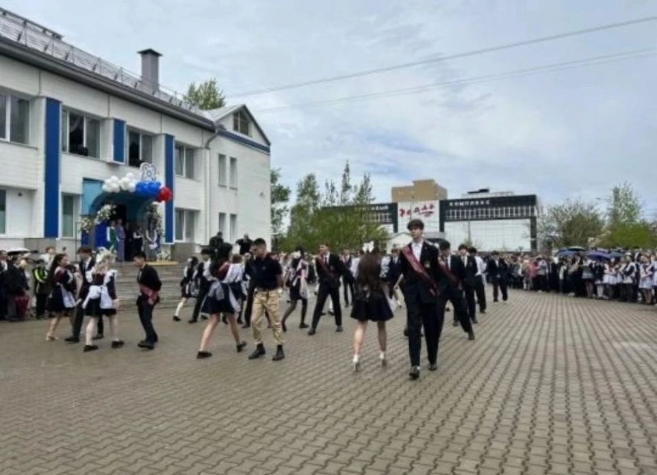 Последний звонок прозвенел для выпускников образовательных учреждений Южно-Сахалинска Последний звонок прозвенел для выпускников образовательных учреждений Южно-Сахалинска