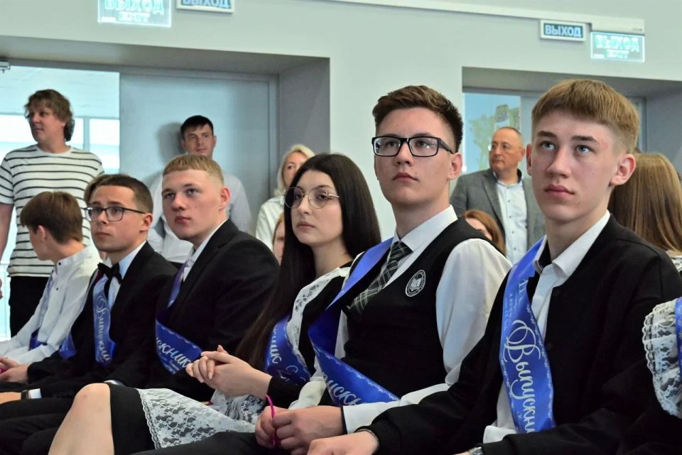 Первых выпускников новой школы №25 им. Антона Чехова в Южно-Сахалинске поздравили председатель правительства Сахалинской области Алексей Белик и министр образования региона Анастасия Киктева Первых выпускников новой школы №25 им. Антона Чехова в Южно-Сахалинске поздравили председатель правительства Сахалинской области Алексей Белик и министр образования региона Анастасия Киктева