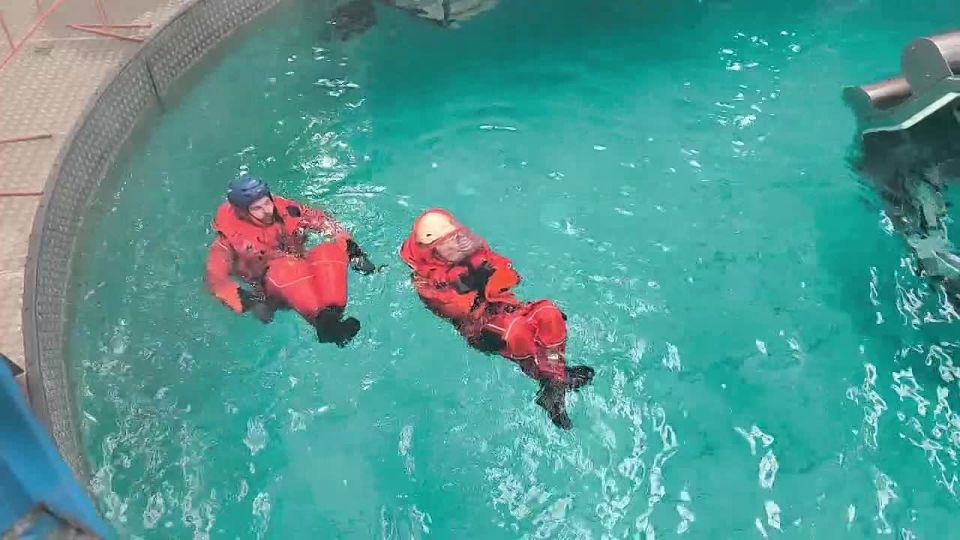 А теперь — кульминация экскурсии! Вместе с ребятами смотрим, как спасатели демонстрируют навыки работы на воде