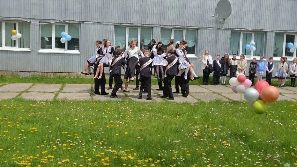 В этом году в 11-м классе школы села Горячие Ключи всего три выпускника В этом году в 11-м классе школы села Горячие Ключи всего три выпускника