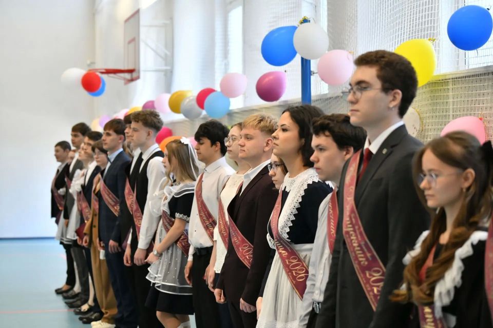 Курильским выпускникам пожелали великого будущего Курильским выпускникам пожелали великого будущего