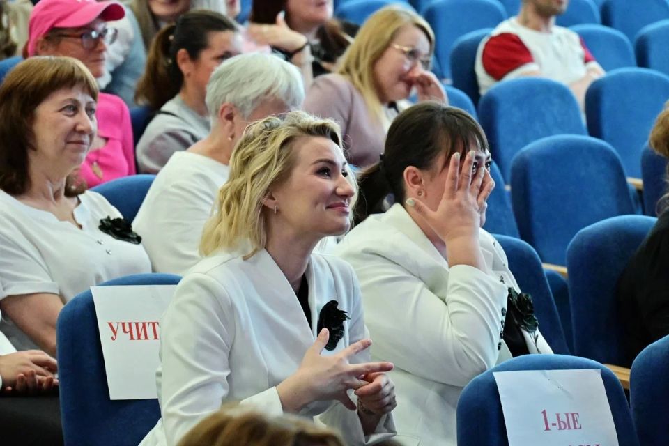 Первых выпускников новой школы №25 им. Антона Чехова в Южно-Сахалинске поздравили председатель правительства Сахалинской области Алексей Белик и министр образования региона Анастасия Киктева Первых выпускников новой школы №25 им. Антона Чехова в Южно-Сахалинске поздравили председатель правительства Сахалинской области Алексей Белик и министр образования региона Анастасия Киктева