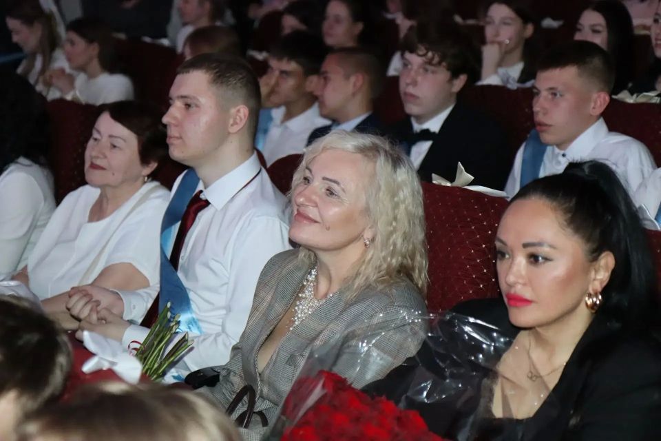 Сегодня во всех школах Холмского округа прозвенел Последний звонок Сегодня во всех школах Холмского округа прозвенел Последний звонок