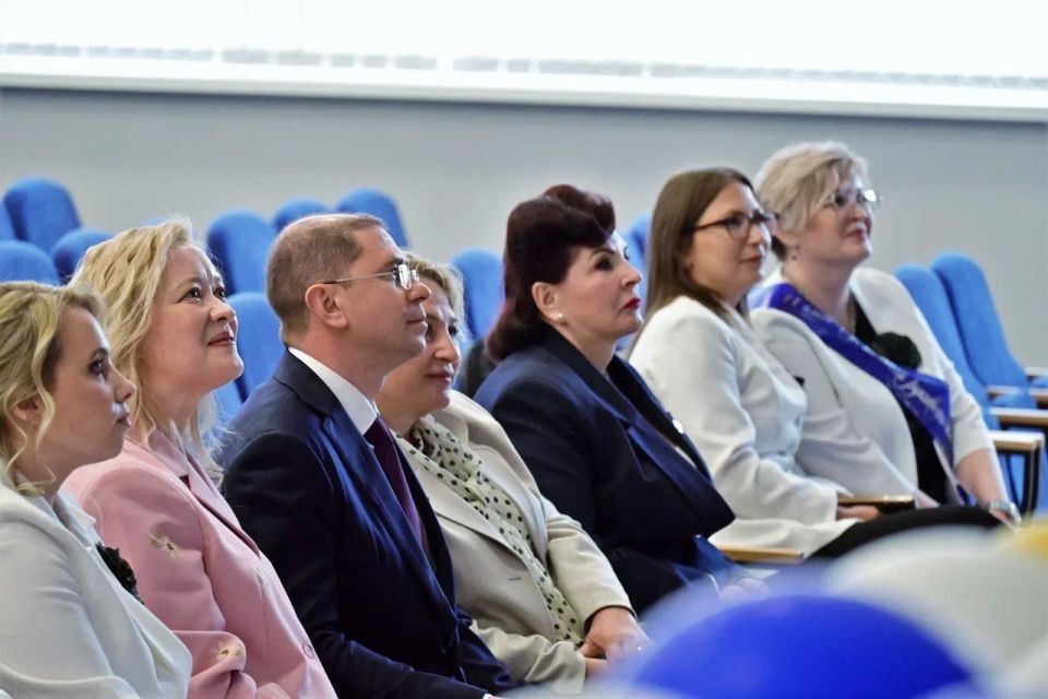 Первых выпускников новой школы №25 им. Антона Чехова в Южно-Сахалинске поздравили председатель правительства Сахалинской области Алексей Белик и министр образования региона Анастасия Киктева Первых выпускников новой школы №25 им. Антона Чехова в Южно-Сахалинске поздравили председатель правительства Сахалинской области Алексей Белик и министр образования региона Анастасия Киктева