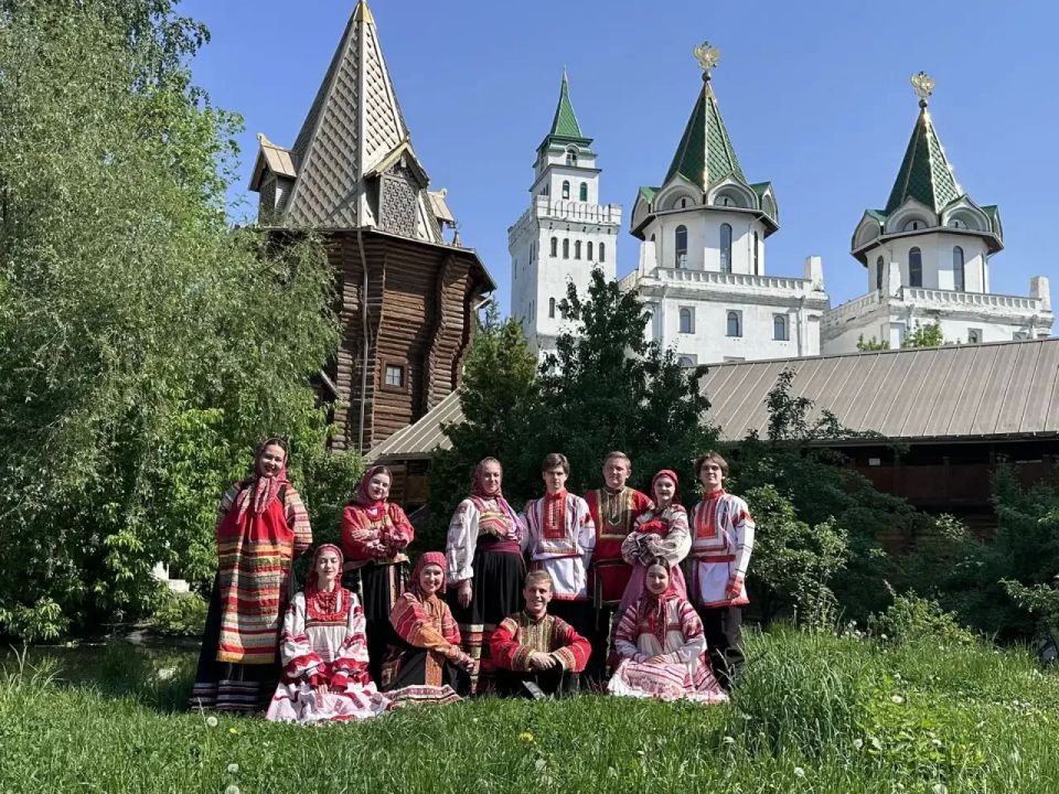 Фольклорный ансамбль «Белые росы» Сахалинского колледжа искусств достойно представляет регион на XIМеждународном фестивале народной песни «Добровидение» в Москве Фольклорный ансамбль «Белые росы» Сахалинского колледжа искусств достойно представляет регион на XIМеждународном фестивале народной песни «Добровидение» в Москве