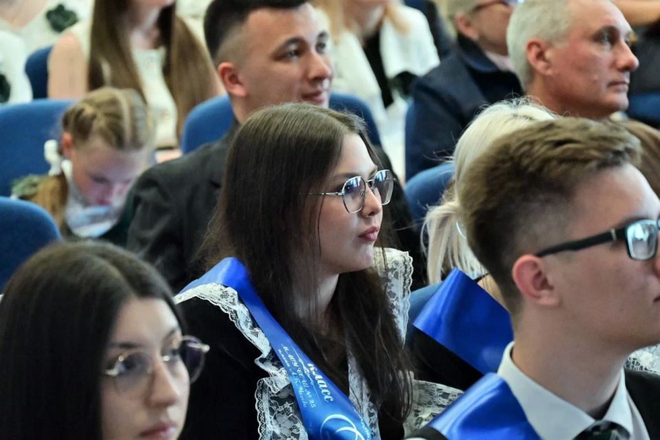 Первых выпускников новой школы №25 им. Антона Чехова в Южно-Сахалинске поздравили председатель правительства Сахалинской области Алексей Белик и министр образования региона Анастасия Киктева Первых выпускников новой школы №25 им. Антона Чехова в Южно-Сахалинске поздравили председатель правительства Сахалинской области Алексей Белик и министр образования региона Анастасия Киктева