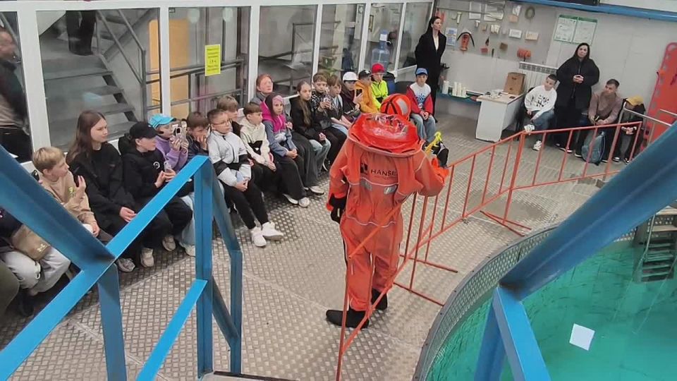 Костюм супергероя: какого он цвета? Синекрасного? Чёрного? Нет — оранжевого!