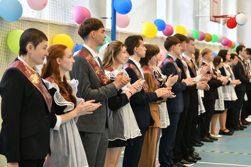 Курильским выпускникам пожелали великого будущего Курильским выпускникам пожелали великого будущего