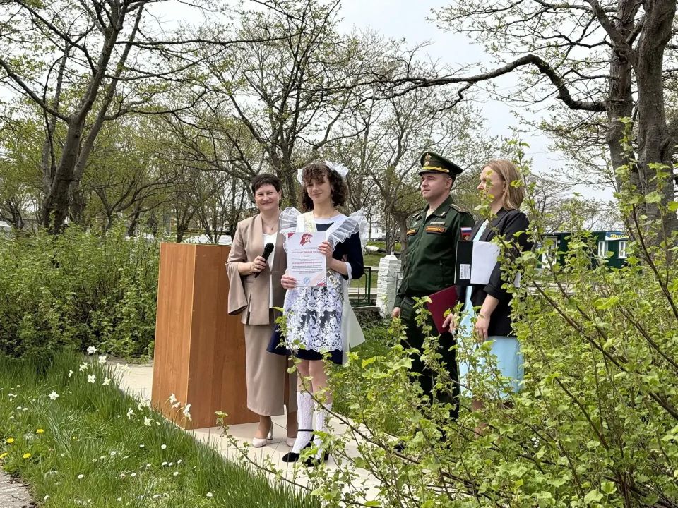 В этом году в 11-м классе школы села Горячие Ключи всего три выпускника В этом году в 11-м классе школы села Горячие Ключи всего три выпускника