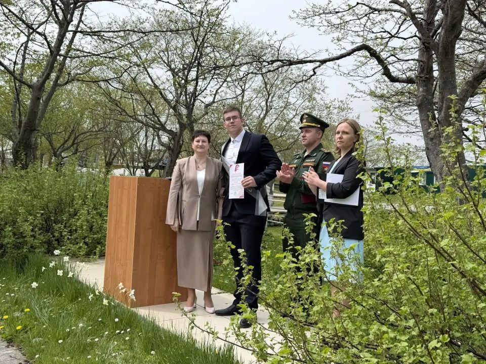 В этом году в 11-м классе школы села Горячие Ключи всего три выпускника В этом году в 11-м классе школы села Горячие Ключи всего три выпускника