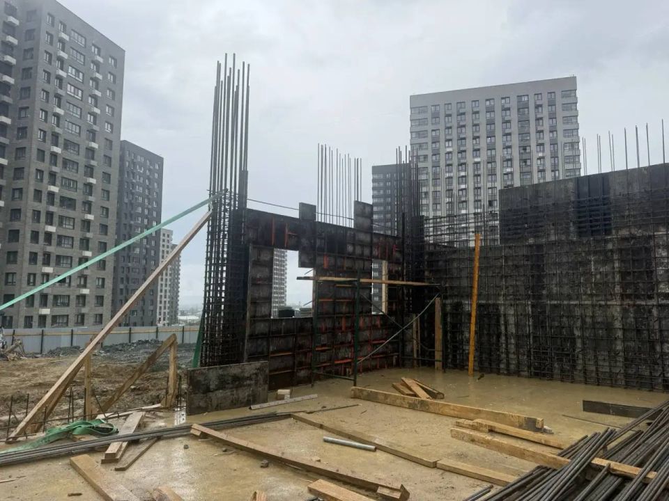 Стены первого и второго корпусов нового детского сада возводят в ЖК «Уюн»