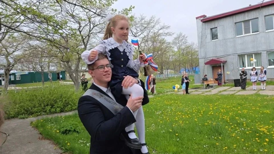 В этом году в 11-м классе школы села Горячие Ключи всего три выпускника В этом году в 11-м классе школы села Горячие Ключи всего три выпускника