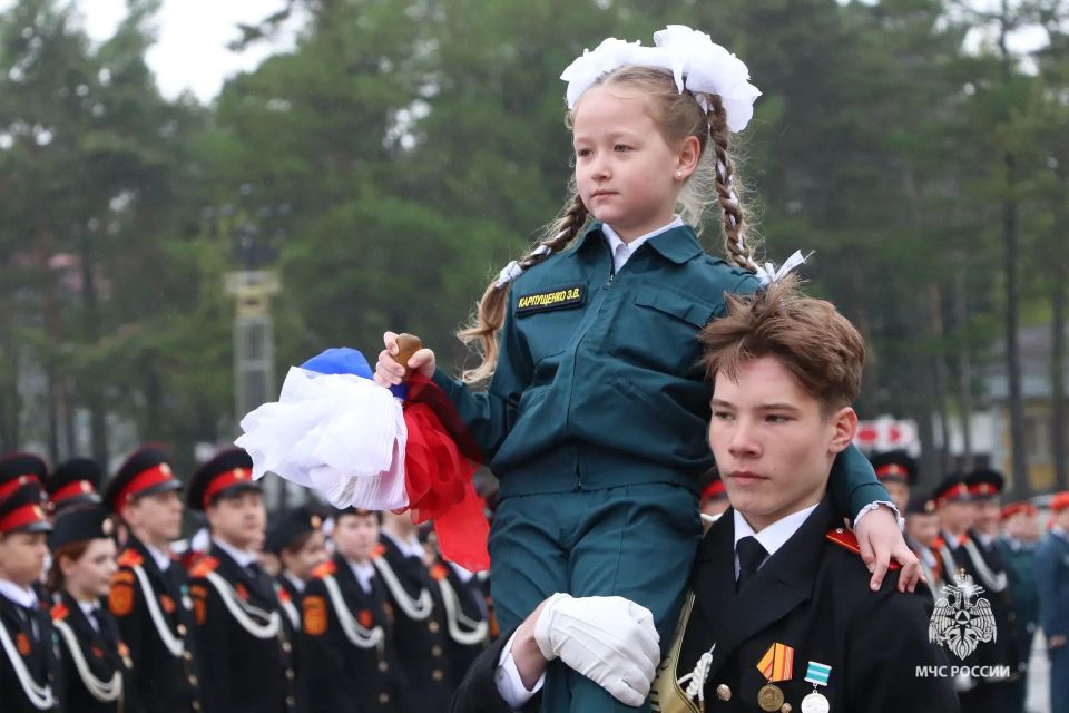 Гордость и отличие. На Площади Славы в торжественной обстановке пятиклассники Кадетской школы произнесли кадетскую присягу Гордость и отличие. На Площади Славы в торжественной обстановке пятиклассники Кадетской школы произнесли кадетскую присягу
